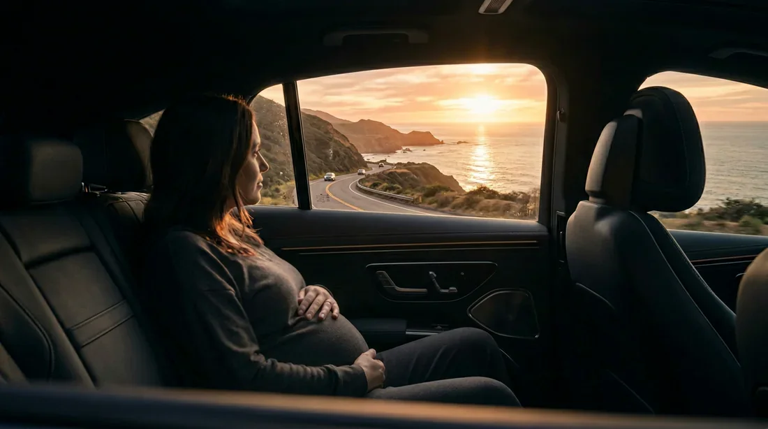 Une femme enceinte en voiture profitant d'un paysage côtier paisible lors d'un trajet en voiture