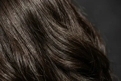 Gros plan macro sur la texture saine de cheveux épais