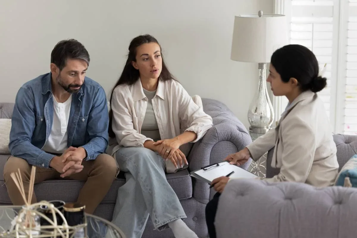 Couple discutant avec une professionnelle lors d’un entretien