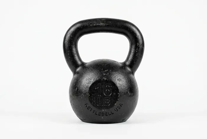 Kettlebell noir sur fond blanc