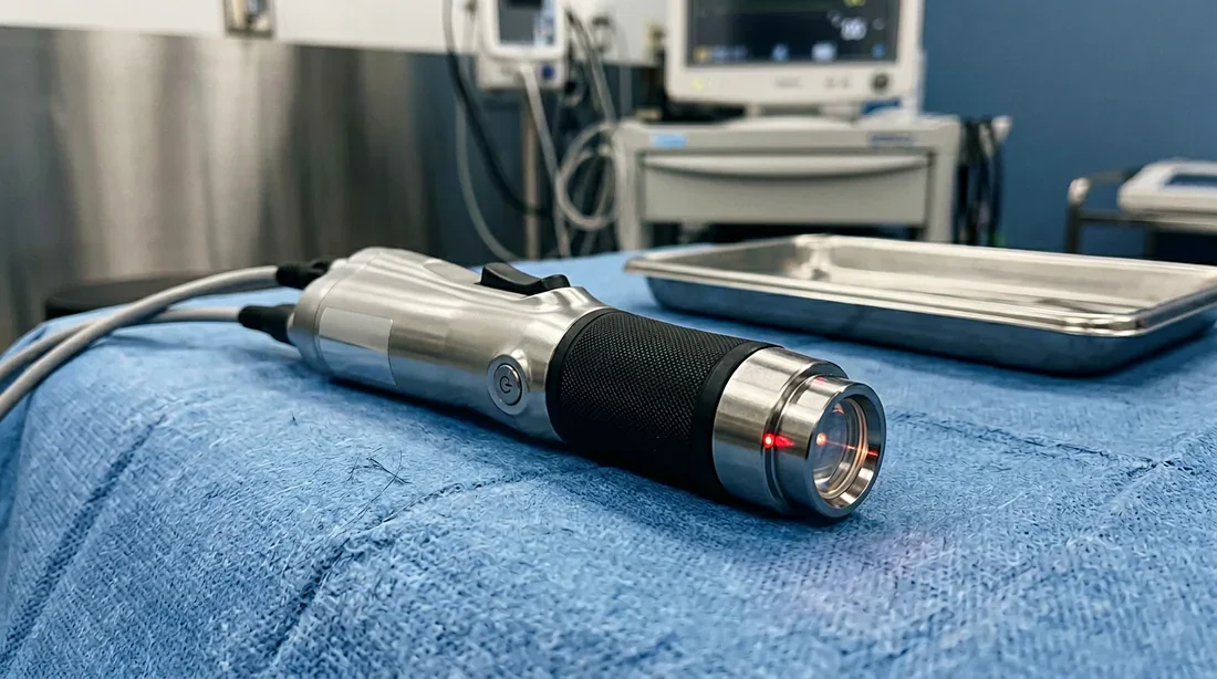 Ambiance technologique et apaisante d'un centre de radiothérapie Salle de traitement moderne pour radiothérapie avec un éclairage apaisant et une technologie de pointe