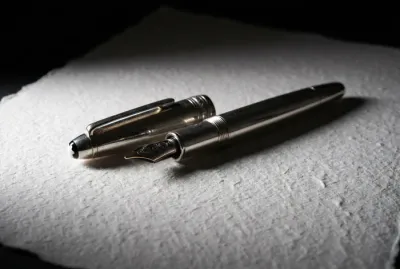 Stylo plume posé sur une feuille de papier, symbolisant la signature d'un arrêt de travail.