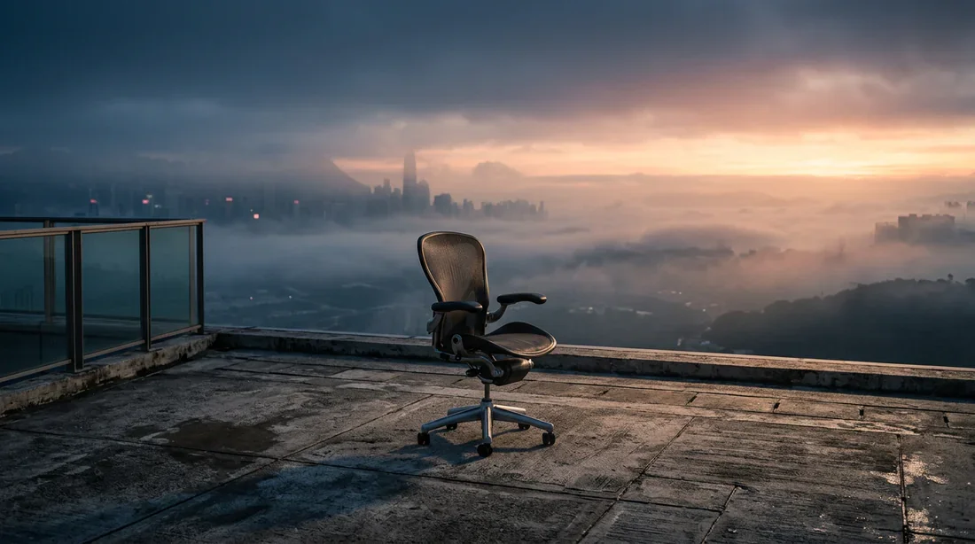 Transition professionnelle après inaptitude : un nouveau départ Une chaise de bureau vide face à un horizon brumeux symbolisant la transition professionnelle après une inaptitude.