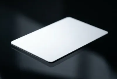 Carte d'invalidité posée sur une surface en verre