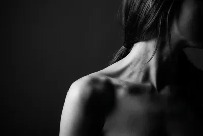 Gros plan minimaliste d'une silhouette d'épaule mettant en valeur l'os de la clavicule