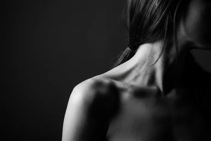 Clavicule large vs courte les différences morphologiques Gros plan minimaliste d'une silhouette d'épaule mettant en valeur l'os de la clavicule
