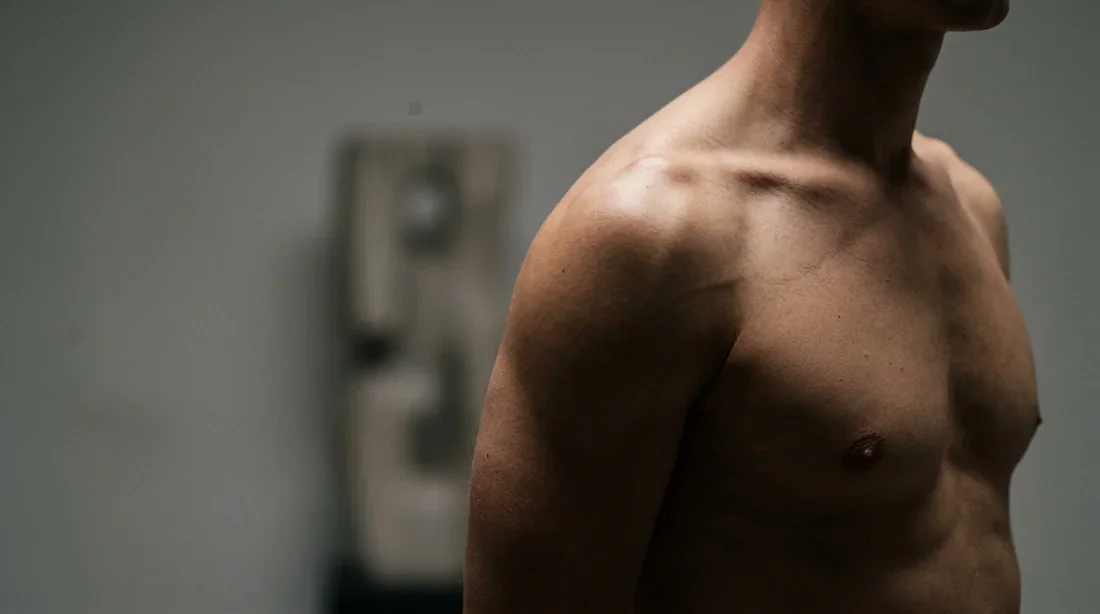 Anatomie de la clavicule : Influence morphologique Vue cinématique d'une carrure humaine mettant en avant la structure osseuse de la clavicule