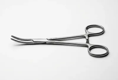 Instrument médical stérile posé sur un support blanc minimaliste
