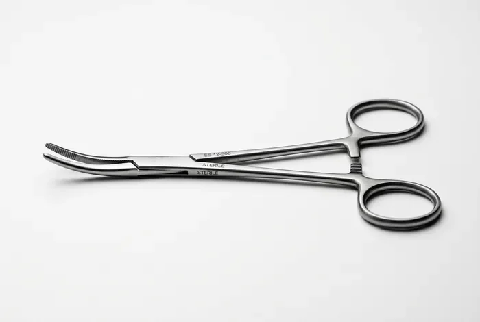Que faire en cas de piqûre par un clou rouillé dans le pied Instrument médical stérile posé sur un support blanc minimaliste