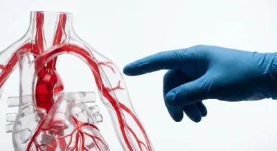 Gros plan sur un geste médical expert pour un accès vasculaire