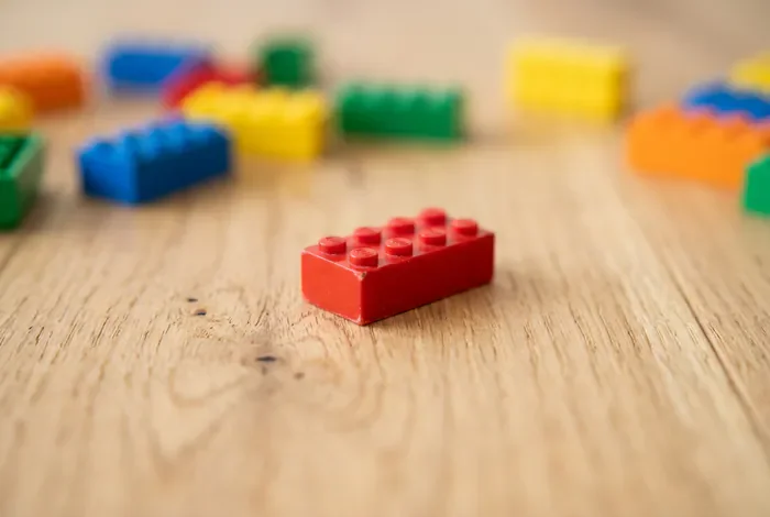 Pied main bouche et éviction en crèche les règles en 2026 Focus minimaliste sur des jeux d'éveil dans une crèche