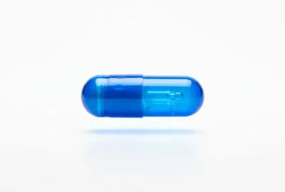 Vue minimaliste d'une capsule médicale symbolisant le traitement