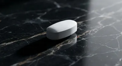 Gros plan iconique d'un comprimé d'amitriptyline sur un socle en marbre.
