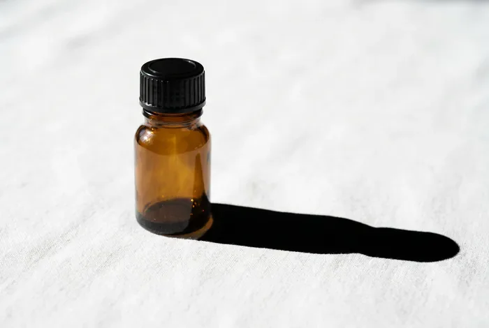 Amoxicilline et règles abondantes quel est le lien médical Flacon de médicament sur fond minimaliste