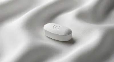 Gros plan iconique d'une pilule Slinda sur tissu de soie