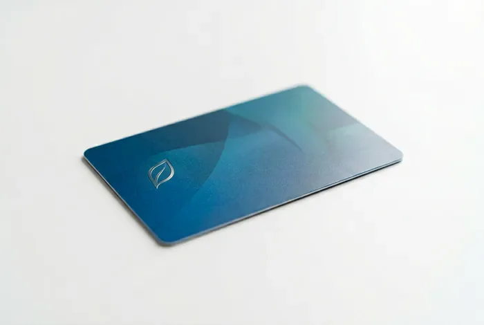 Remboursement santé avec la carte vitale à 16 ans Gros plan sur une carte vitale sur fond épuré