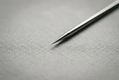 Gros plan minimaliste sur une aiguille fine utilisée pour l'épilation par électrolyse