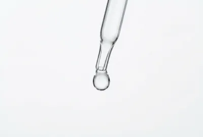 Gouttelette médicale pour une analyse précise en laboratoire