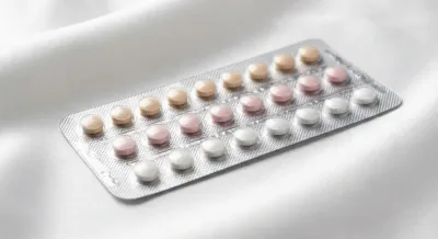 Gros plan iconique d'une plaquette de pilule triphasique