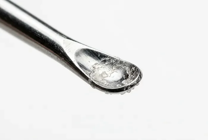 Cause du dépôt blanc après stérilisation et solutions Détail macro d'un résidu blanc sur un instrument chirurgical