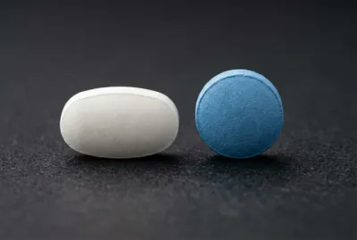 Gros plan minimaliste de deux médicaments différents sur fond gris