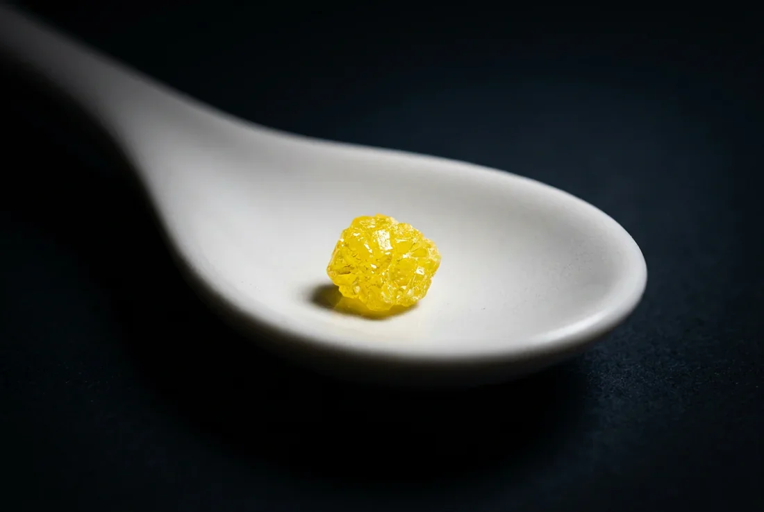 Bocal en verre ancien rempli de granulés jaunes rappelant les souvenirs de santé de l'enfance