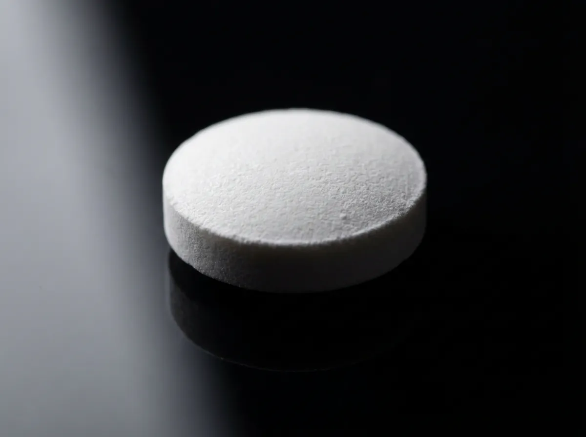 Gros plan minimaliste d'un comprimé de Neo-mercazole 5 mg