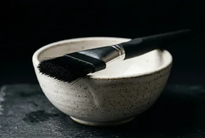 Gros plan minimaliste sur un bol de mélange pour patine de coiffure