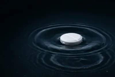 Gros plan minimaliste d'une pilule dans l'eau