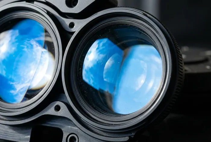 Quel est le prix des verres Essilor progressifs en 2026 Gros plan macro sur la clarté parfaite d'un verre optique haut de gamme