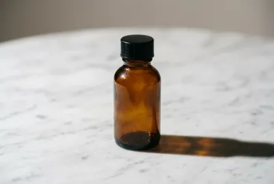 Flacon pharmaceutique en verre ambré sur fond minimaliste
