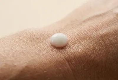 Vue macro minimaliste d'une crème cicatrisante sur une peau tatouée