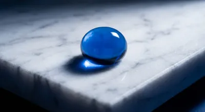 Goutte de médicament isolée sur fond blanc pour illustrer Vitaros