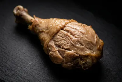 Gros plan d'une cuisse de poulet sans peau