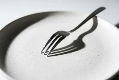 Couvert posé sur une assiette vide minimaliste