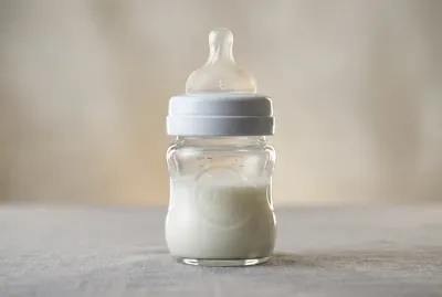 Gros plan minimaliste d'un biberon de lait maternel