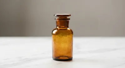 Flacon apothicaire de julep gommeux sur fond épuré.