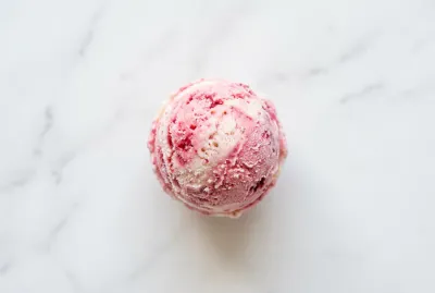 Gros plan minimaliste sur une boule de glace artisanale sans sucre