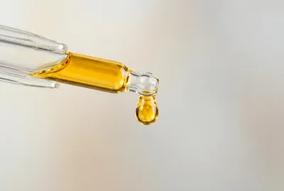 Gros plan sur un compte-gouttes de vitamine D