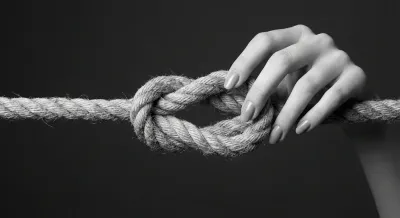 Gros plan d'un nœud qui se dénoue illustrant la fin de la dépendance