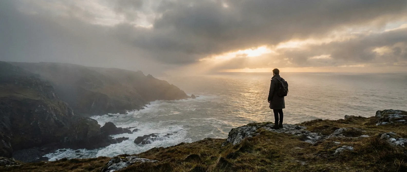 Un homme debout face à l'horizon au lever du soleil symbolisant la guérison des 5 c de l'addiction