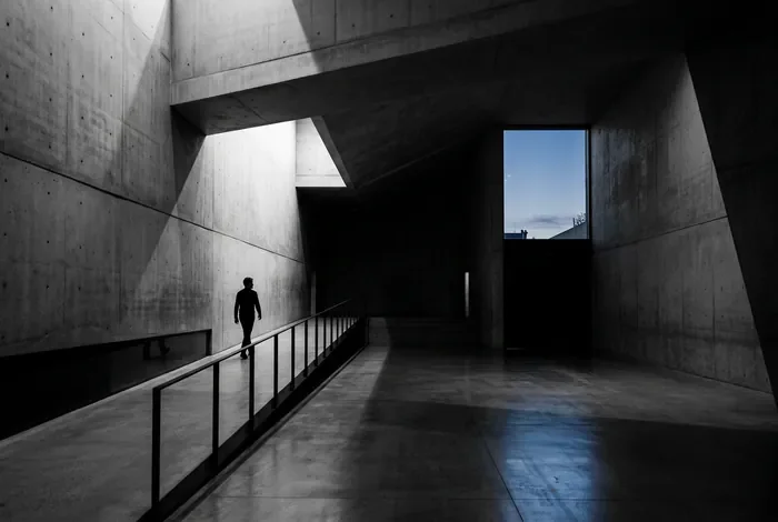 Vue minimaliste d'une silhouette dans un grand espace vide symbolisant l'anxiété