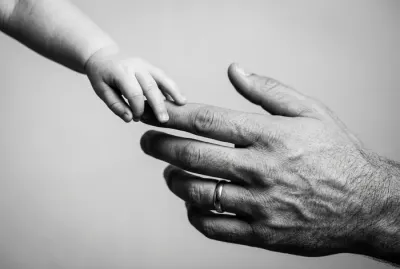 Gros plan sur la main d'un père et la main d'un bébé