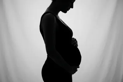 Silouhette élégante d'une femme enceinte en milieu professionnel