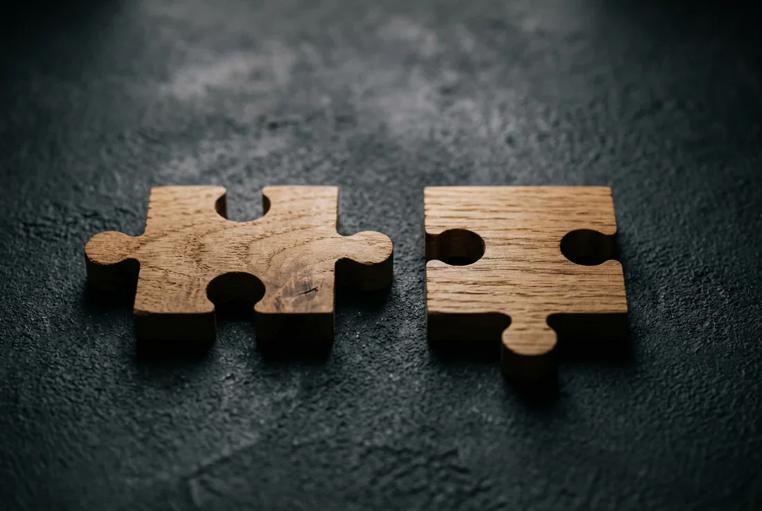 Une mère observant avec émotion l'éloignement familial