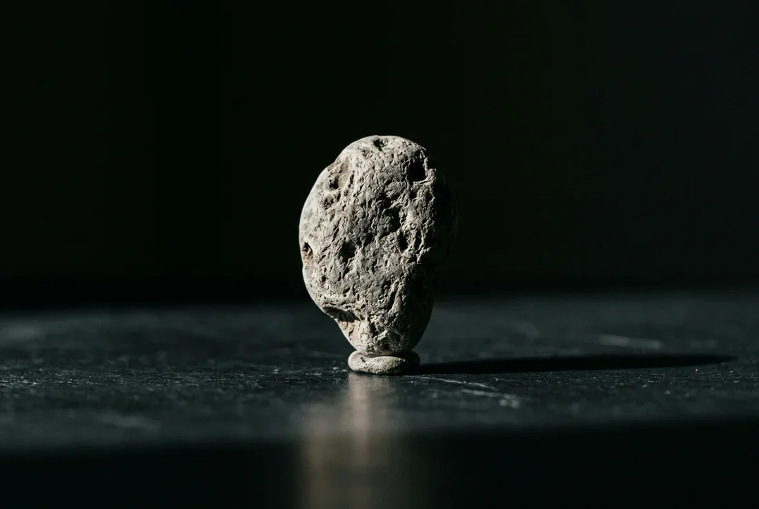 Résilience et confiance en soi Un jeune garçon debout avec assurance dans un parc baigné par la lumière dorée, symbolisant la résilience face aux moqueries.