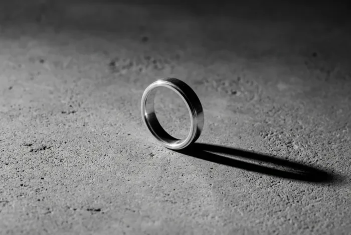 Gros plan minimaliste d'une bague isolée, représentant la peur irrationnelle des bijoux