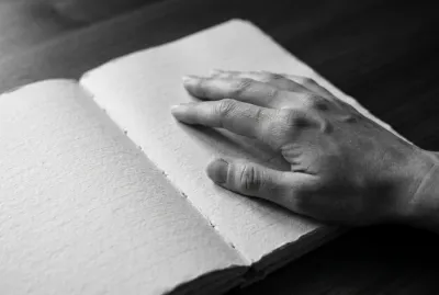 Main posée sur un journal, symbole de travail thérapeutique