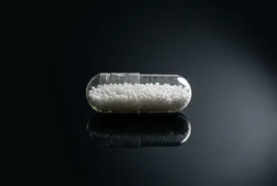 Gros plan minimaliste sur une gélule isolée symbolisant le traitement