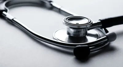 Stéthoscope professionnel sur fond épuré, symbole de la chirurgie de la valve mitrale.